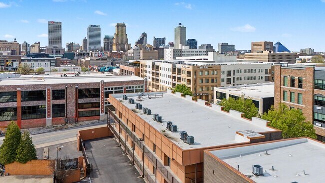 Building Photo - 437 Monroe Ave
