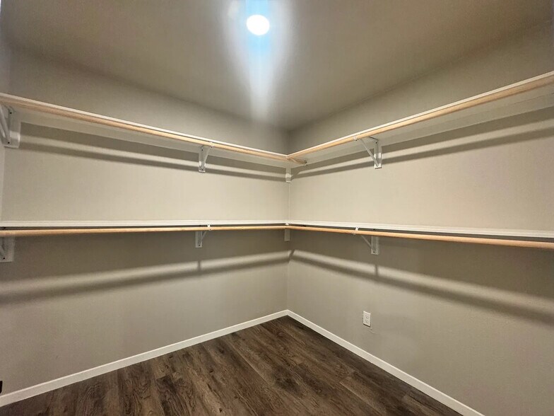 Building Photo - Room in House on Cross St