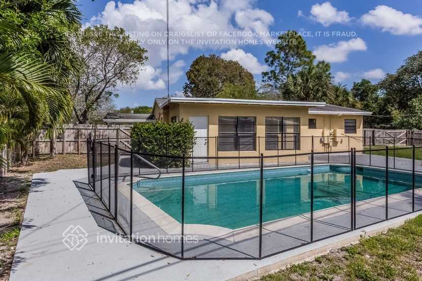 Building Photo - 883 W Country Club Cir