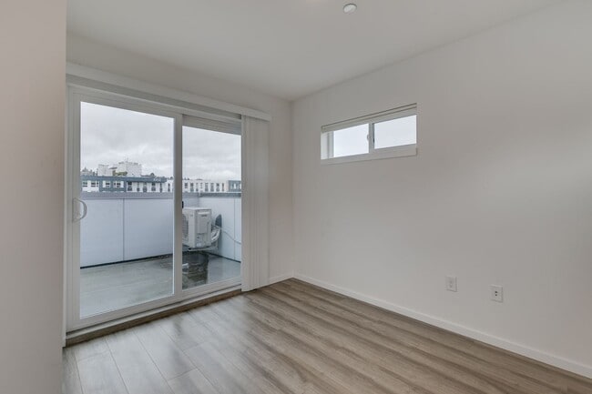 Building Photo - Queen Anne West Townhome with A/C Availabl...