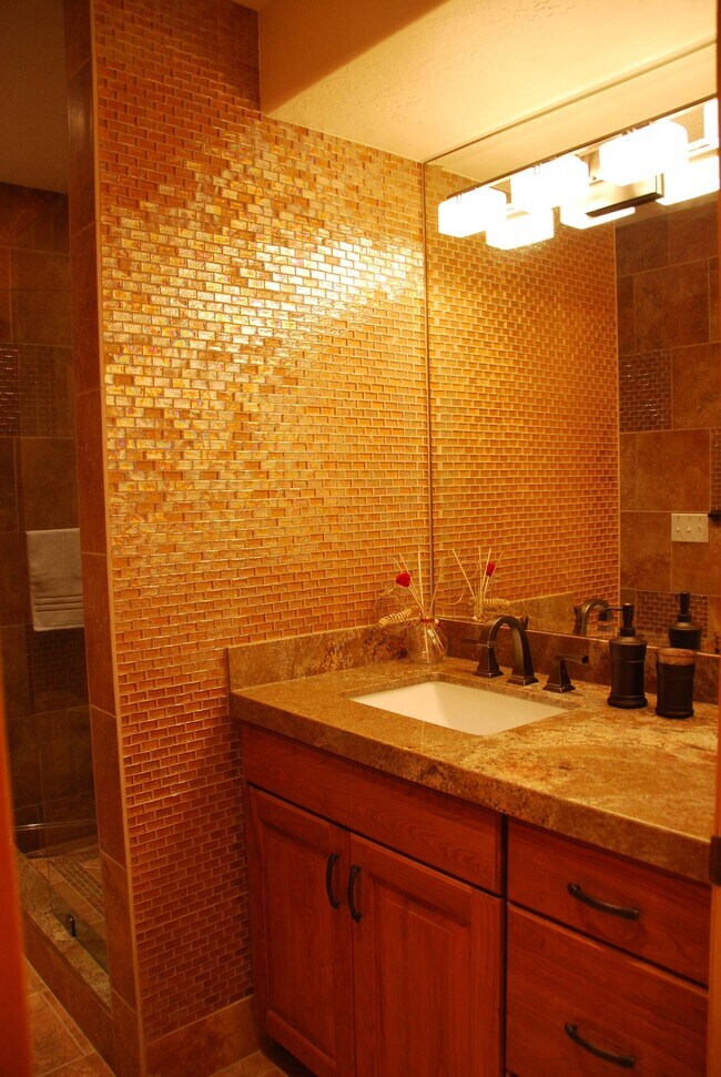 Building Photo - 2410 Deer Lake Dr