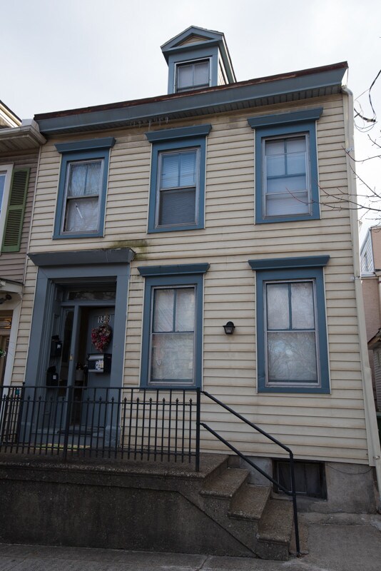 Primary Photo - 2 bedroom apartment!