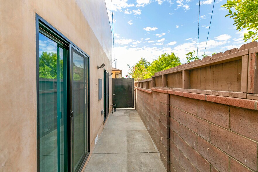 Building Photo - 9168 Morehart Ave