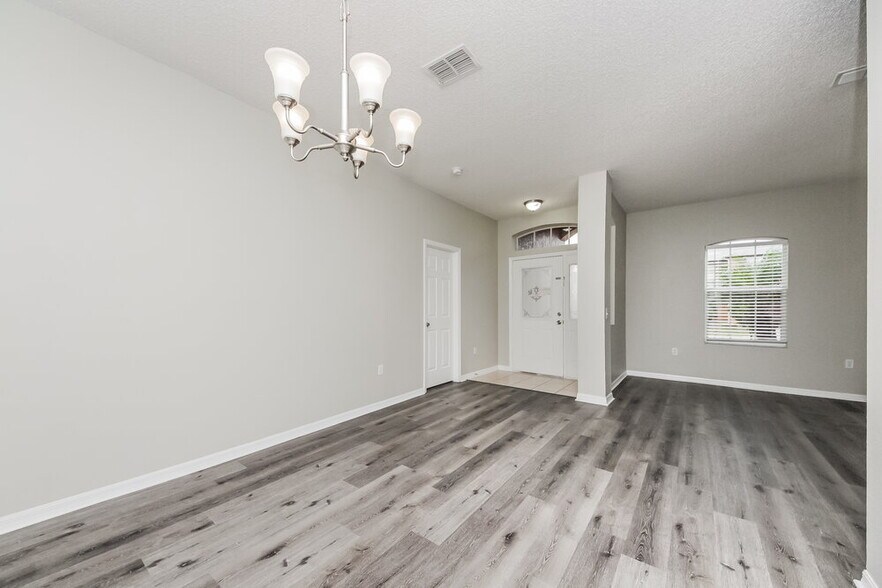 Building Photo - 204 Abbotsbury Dr