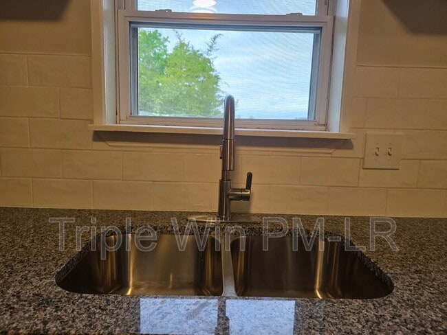 Building Photo - 5425 Chauvin Dr