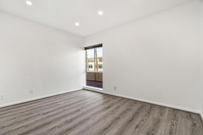 Building Photo - 277 E Alejo Rd