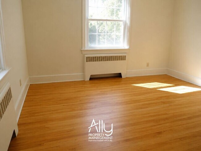 Building Photo - 1605 Cambridge Cir