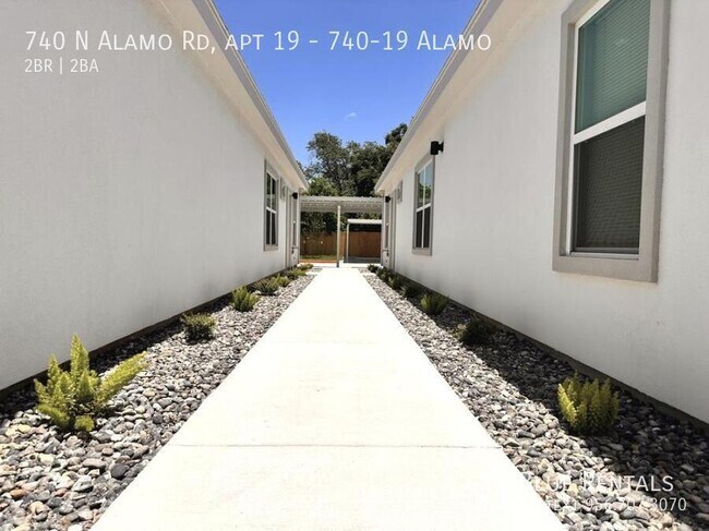 Building Photo - 740 N Alamo Rd