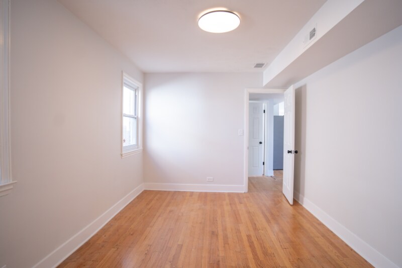 Building Photo - 5735 W Addison St