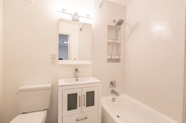 Building Photo - Charming 3 BR/2.5 BA 2-Level Condo in Cath...