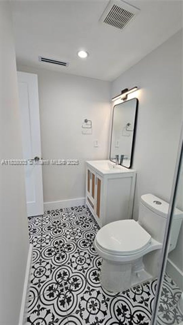 Building Photo - 424 NE 63rd St