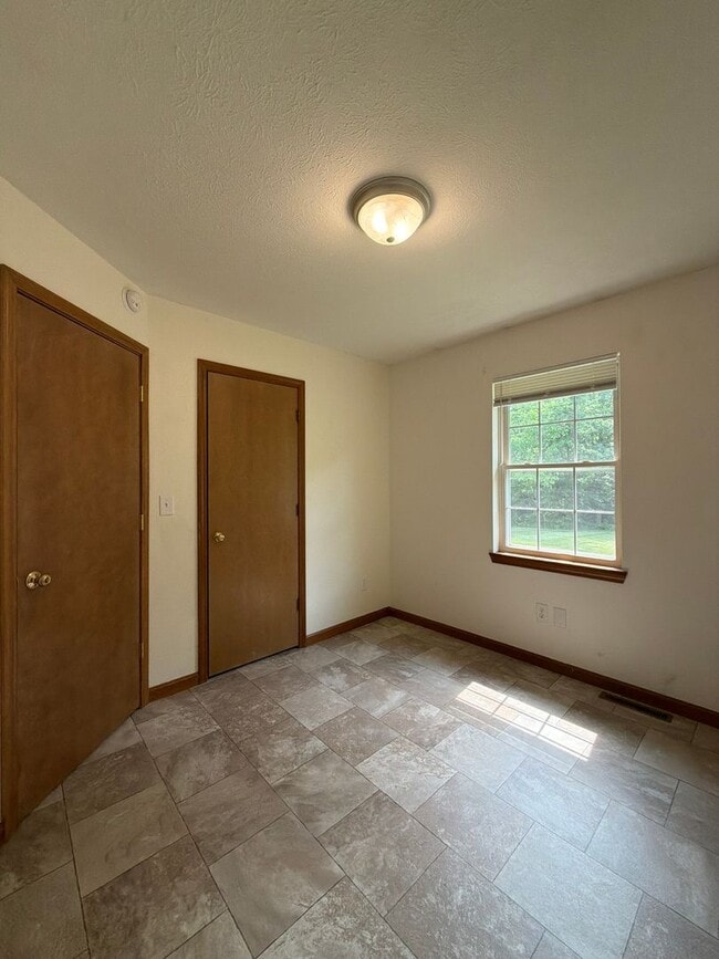 Building Photo - 819 Colonial Manor Dr