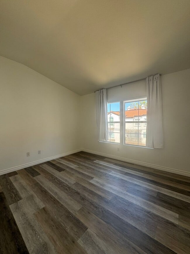 Building Photo - Modern Tri-Level Townhome in Tustin Ranch