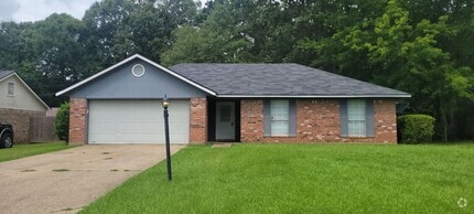 Building Photo - Beautiful 3 bedroom/2 bath with fireplace ...