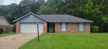 Building Photo - Beautiful 3 bedroom/2 bath with fireplace and huge covered back patio!