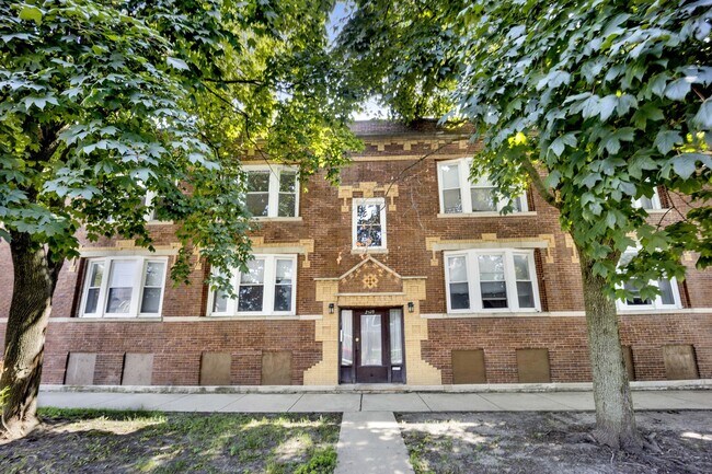 Primary Photo - 2519 W Altgeld St