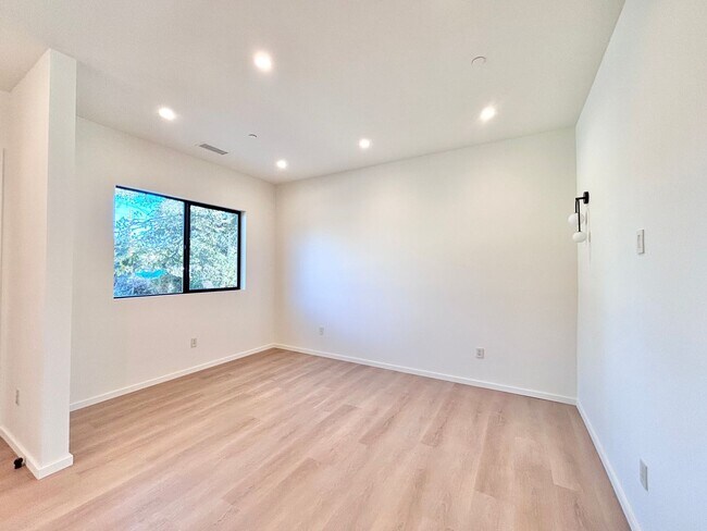 Building Photo - 17852 Saticoy St