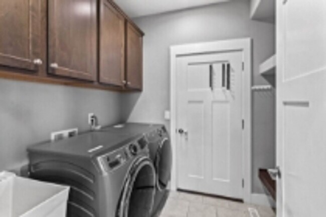 Building Photo - Executive Rental: Spacious 4-Bedroom Home in Oconomowoc!