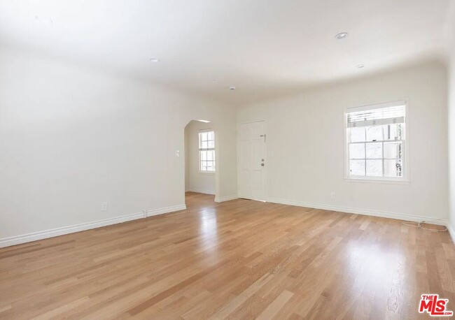 Building Photo - 128 S Palm Dr