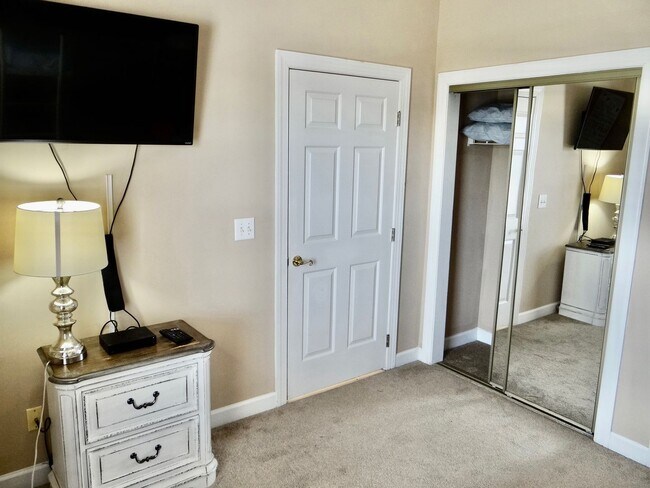 Building Photo - 6 month to 1year Fully Furnished Rental