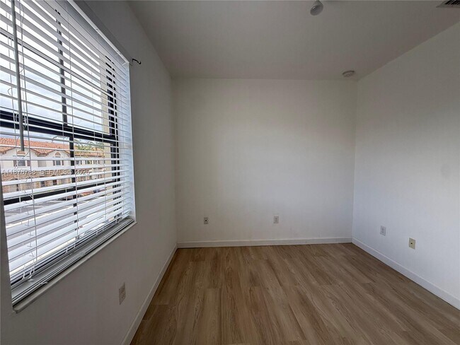 Building Photo - 3204 SE 5th Ct