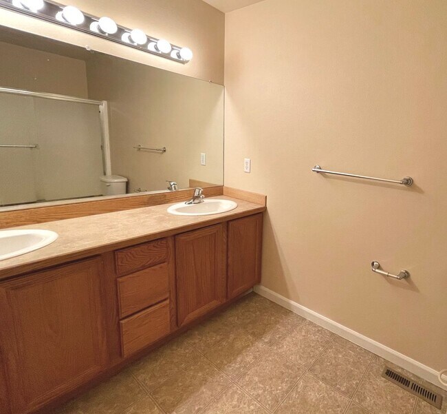 Building Photo - BEAUTIFUL TOWNHOME LOCATED IN REDMOND!