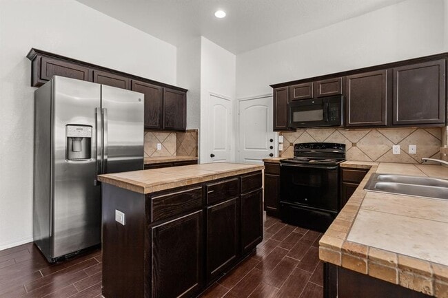 Building Photo - 586 Creekside Cir