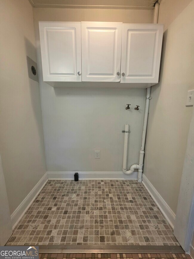Building Photo - 2639 Tredway Dr