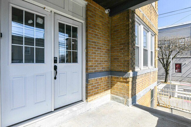 Building Photo - 540 61st St