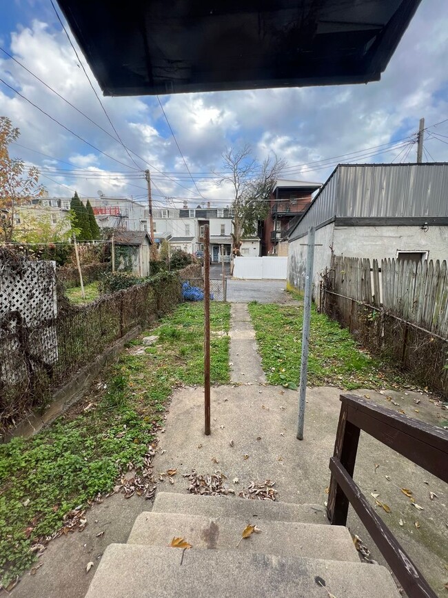 Building Photo - Spacious THREE BEDROOM ROW