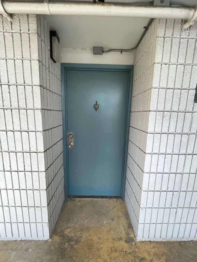 Building Photo - Pool on site! 2 bed 1 bath 1 parking locat...