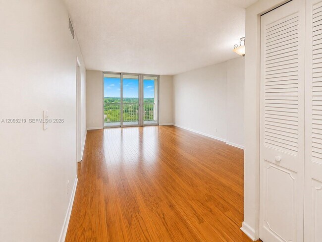 Building Photo - 250 Jacaranda Dr