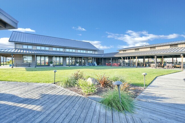 Building Photo - Waterfront Beauty