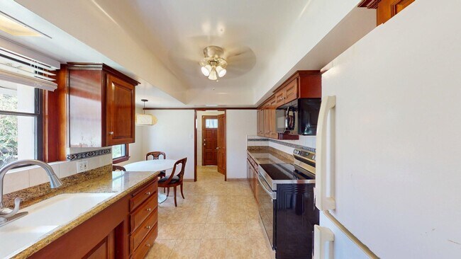 Building Photo - Newly Remodeled Spacious 4-Bed Home Availa...
