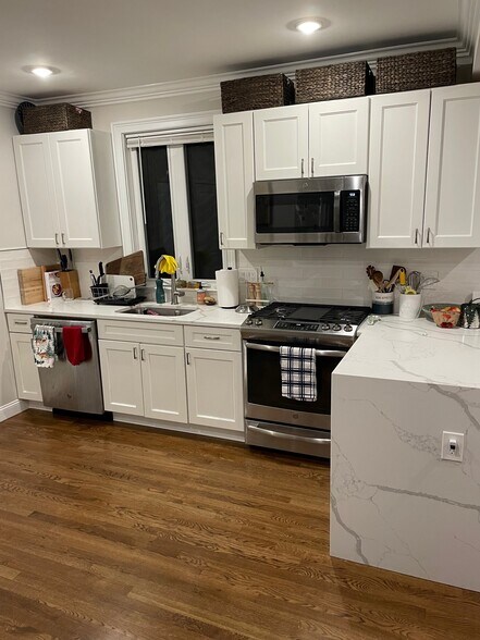 Building Photo - 38 Dustin St