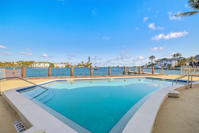 Building Photo - 2508 Bay Dr