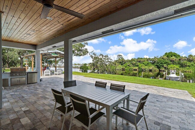 Building Photo - 12955 SW Kanner Hwy