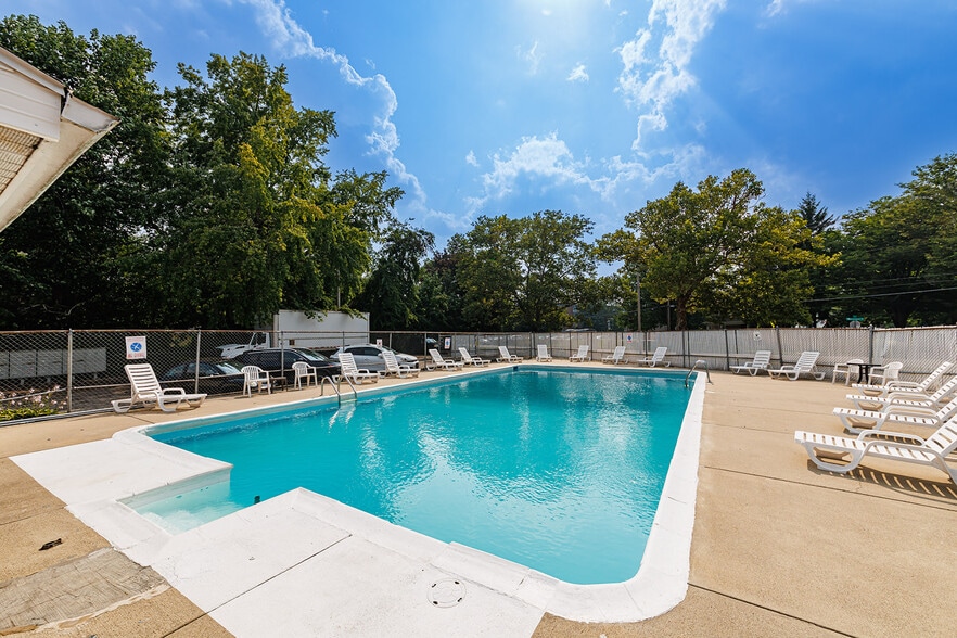 Reside 3031 Resident's Pool - Reside 3031