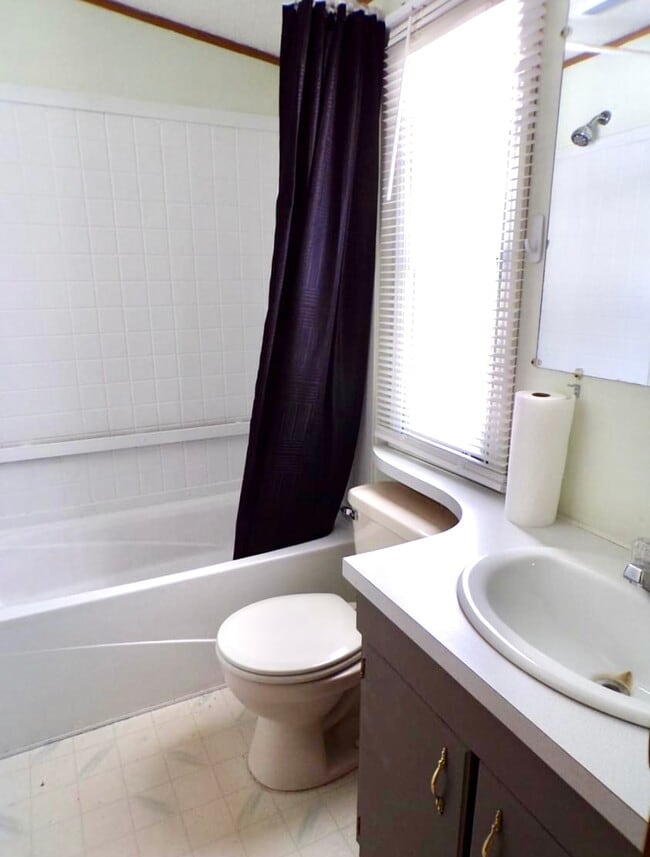 Bathroom. - 16314 County 6