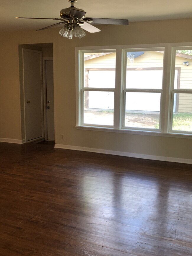 Building Photo - RENTAL LISTING!