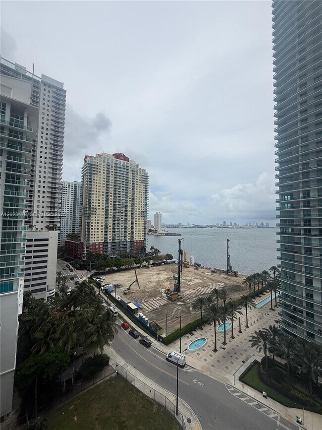 Building Photo - 1300 Brickell Bay Dr