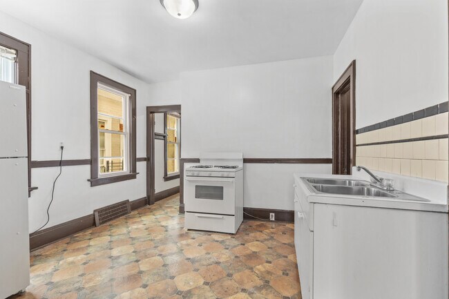 Building Photo - 928 E Locust St