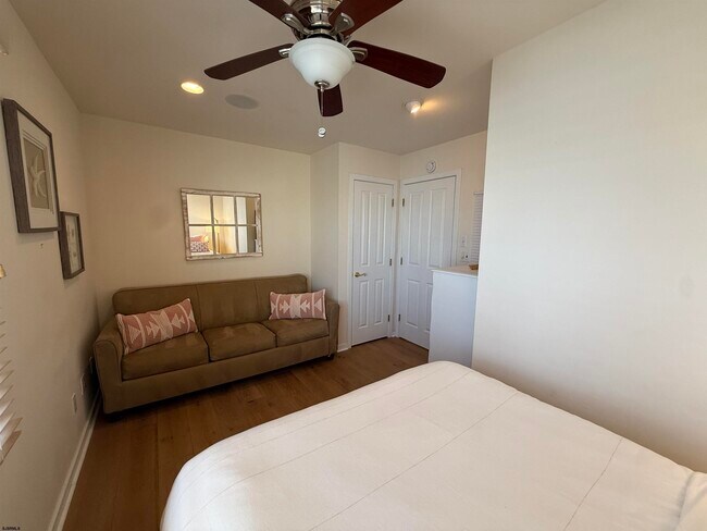 Building Photo - 4 S Iroquois Ave