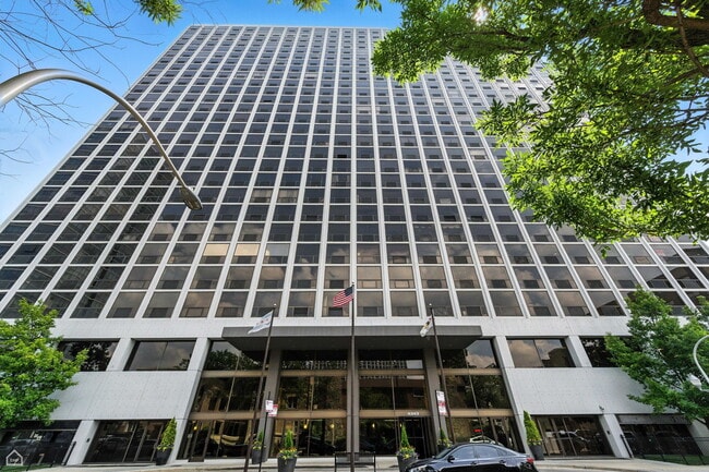 Building Photo - 4343 N Clarendon Ave