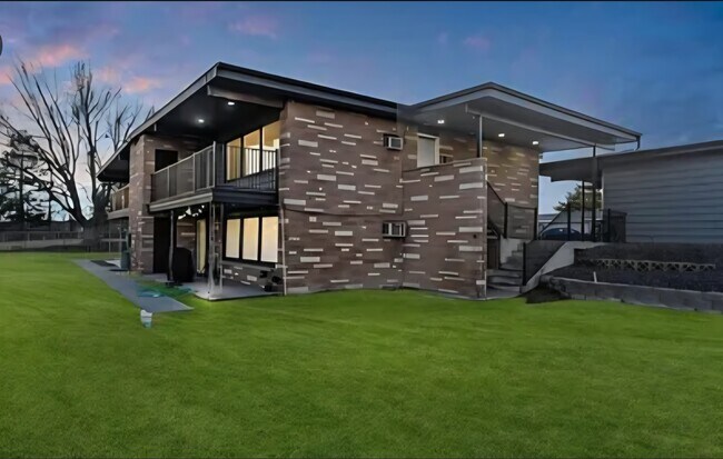Building Photo - 605 W Crest Dr