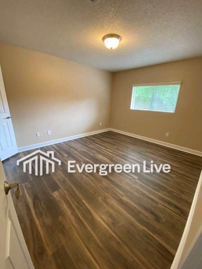 Building Photo - 558 Carrier Dr