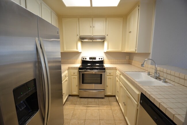 Building Photo - Spacious Bankers Hill 2/2 Condo! Walk to Balboa/Little Italy! 2 Parking Spots!