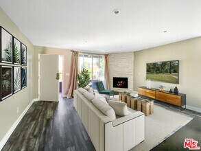 Building Photo - 1529 S Bundy Dr