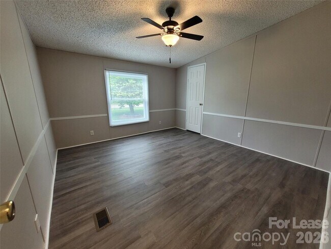 Building Photo - 179 Family Cir