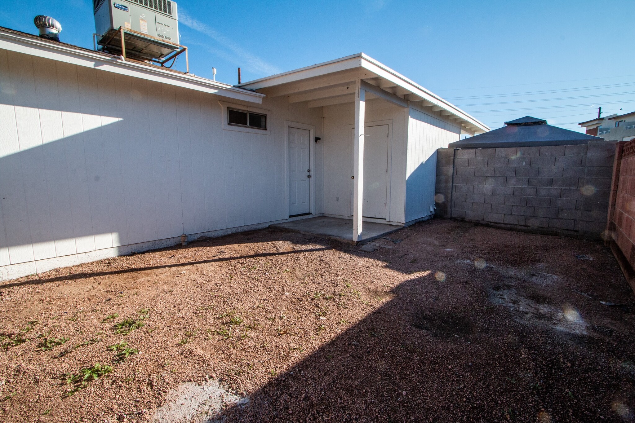 Building Photo - 1125 N Oleander St